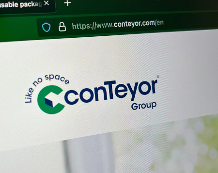 Screenshot van de ConTeyor-website met industriële verpakkingsoplossingen