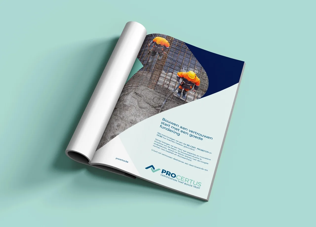 Tijdschriftadvertentie mockup voor Procertus met merkgebonden printontwerp