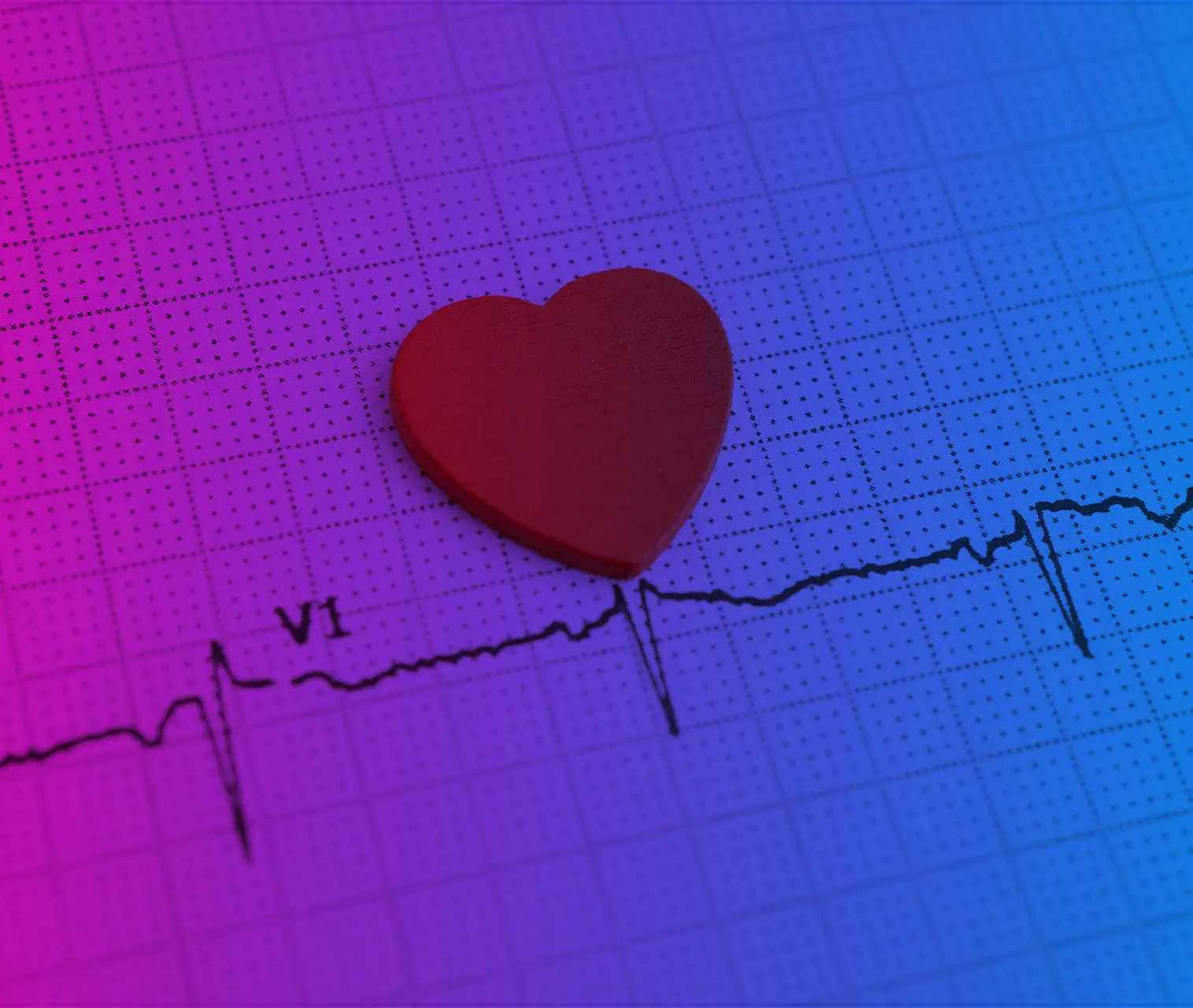 Cœur rouge posé sur le tracé d'un électrocardiogramme, pour illustrer la mesure de la brand love